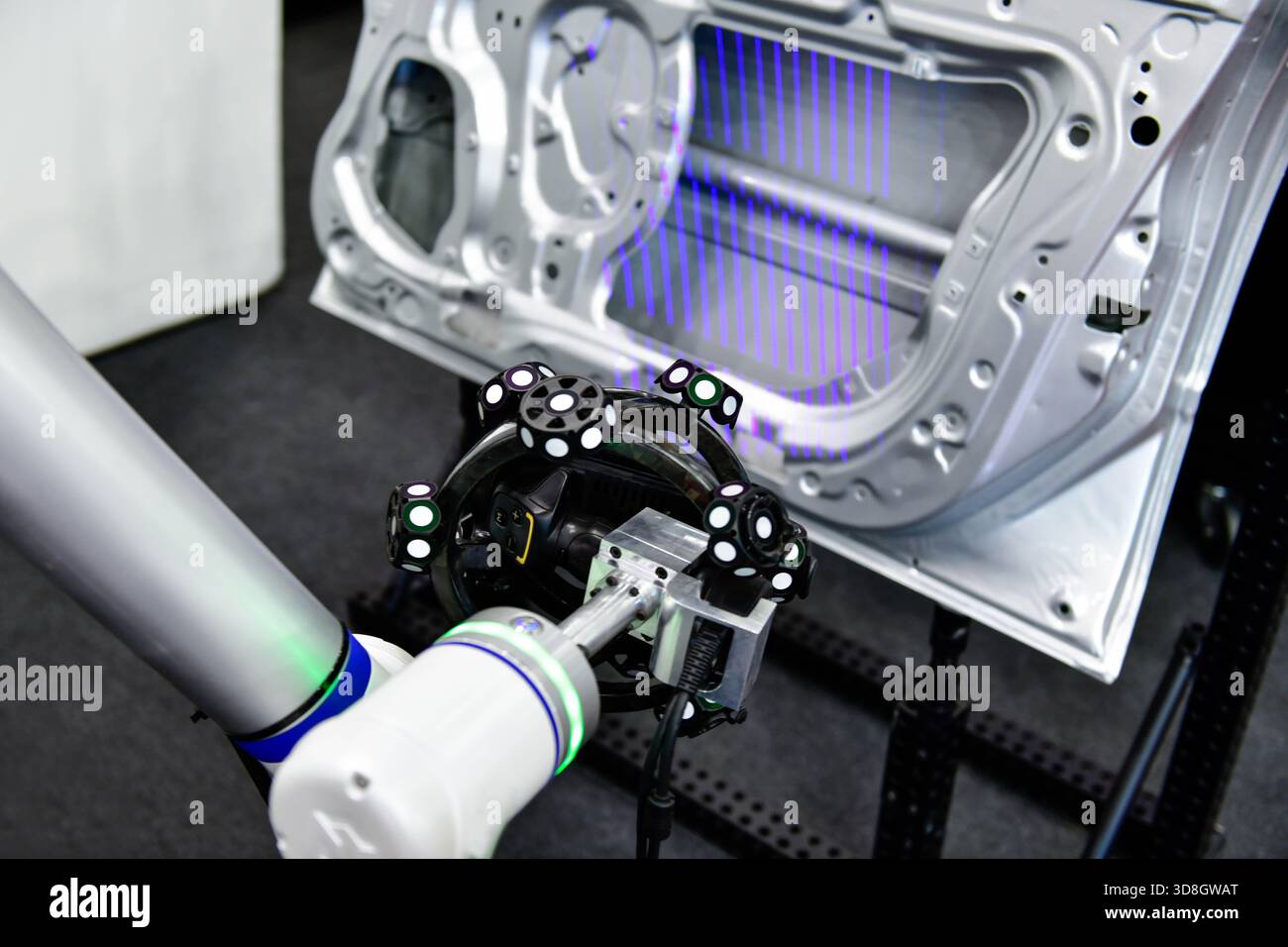 3D-Scanner am Roboterarm messen die Genauigkeit großer Kfz-Teile. In Industrieanlagen Stockfoto