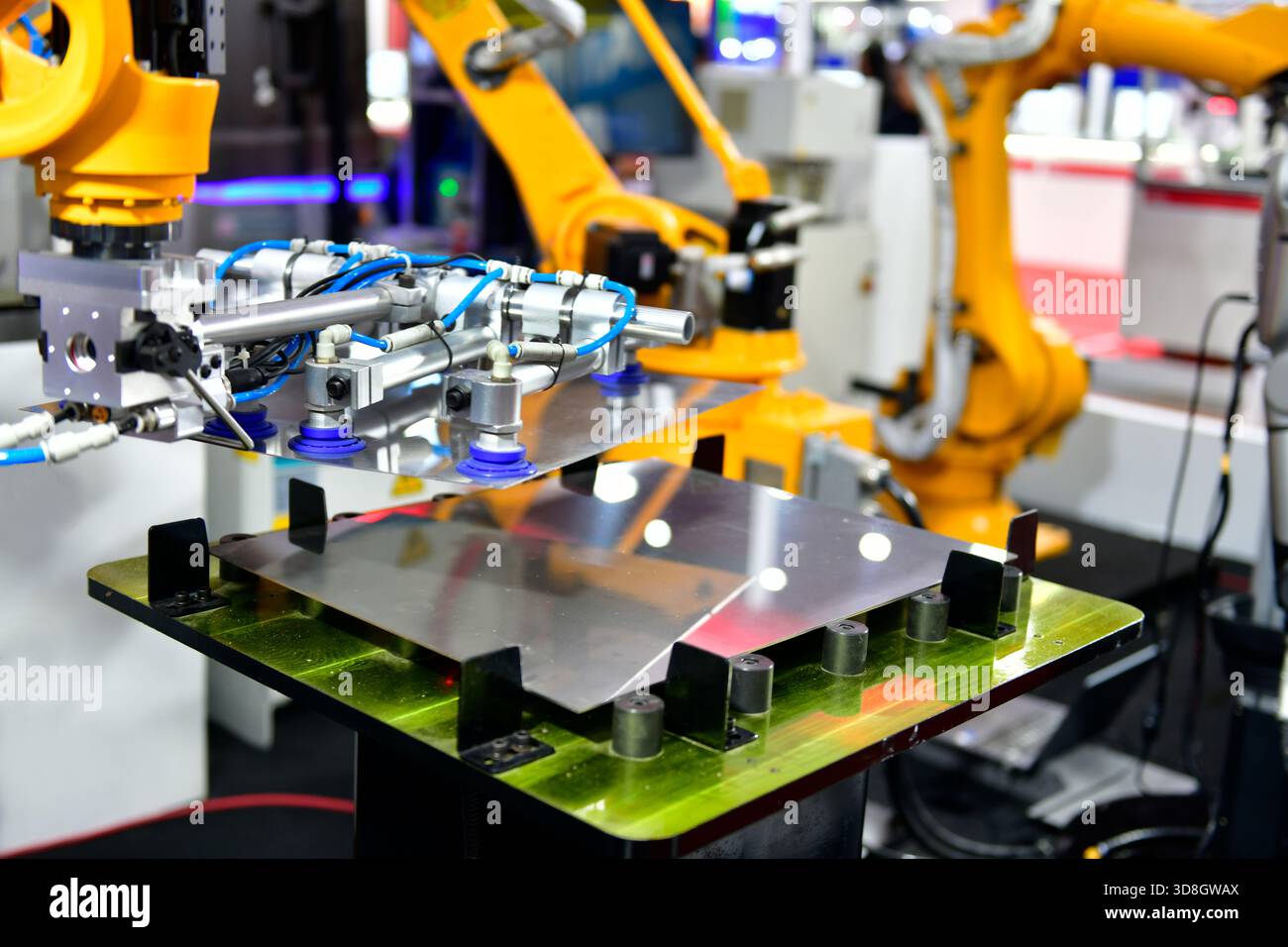 Der Roboterarm steuert den Schneideprozess von Stahlblechen in der industriellen Fabrik Stockfoto