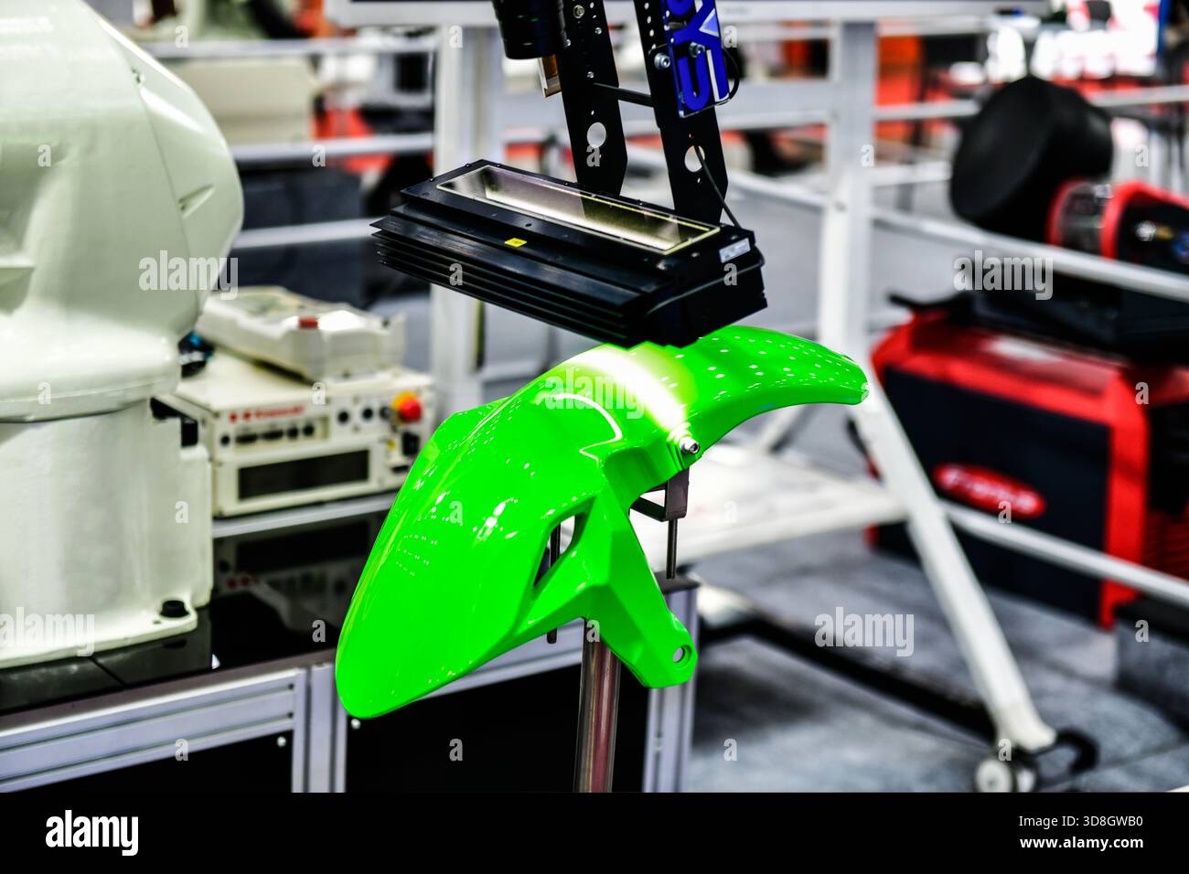 Automatisierung mit Hochgeschwindigkeits-Scaninspektion für große Produkte und gekrümmte Oberflächen von Automobilteilen Stockfoto