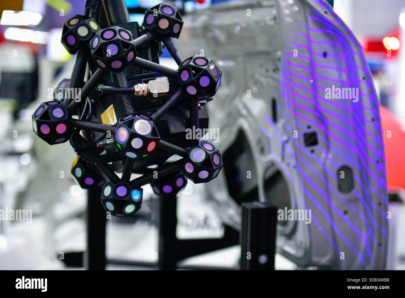 3D-Scanner am Roboterarm messen die Genauigkeit großer Kfz-Teile. In Industrieanlagen Stockfoto