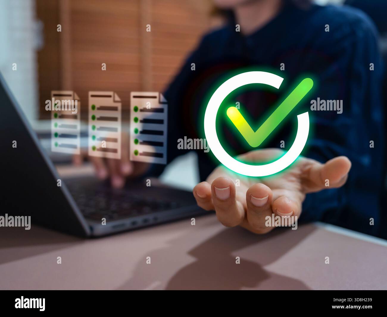 Digitale Checkliste und Genehmigungskonzept, die geprüfte Dokumente und ein leuchtendes grünes Häkchen anzeigen. Ideal zur Veranschaulichung der Zertifikatvalidierung, doc Stockfoto