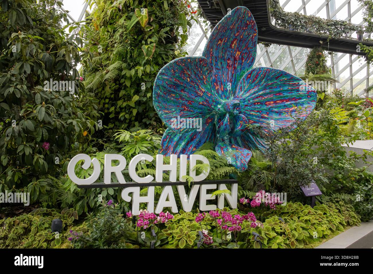 Orchid Haven Gardens by the Bay-Schild in Singapur, umgeben von üppigem Laub Stockfoto