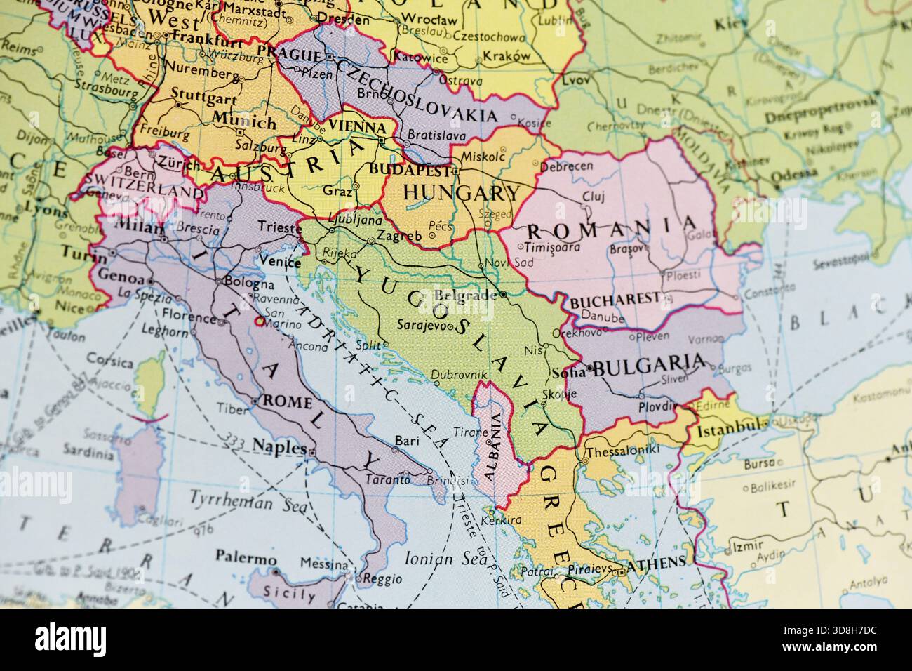 Historische politische Karte von Mittel- und Südosteuropa, die die Grenzen während der Ära des Kalten Krieges mit Jugoslawien und der Tschechoslowakei zeigt. Stockfoto