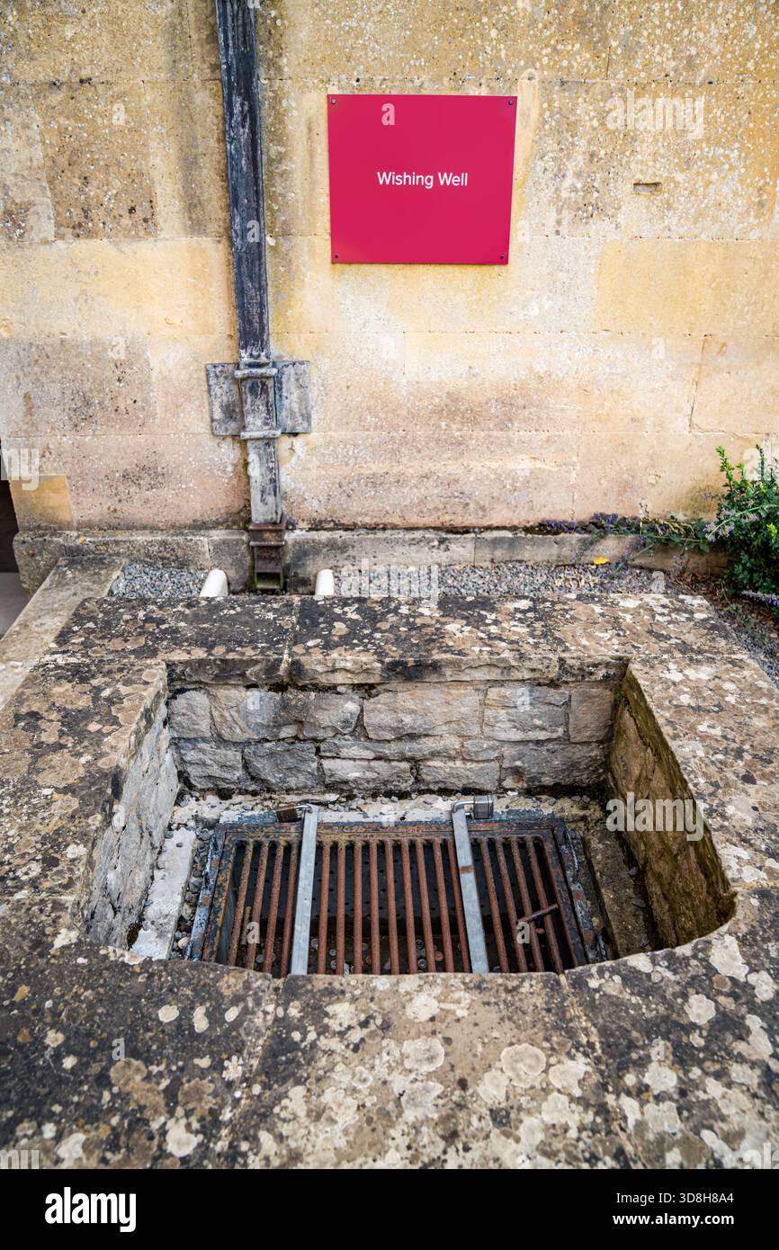 Rosted Wishes erzählt die Geschichte der durch die Zeit erhaltenen Hoffnung. Jede Münze unter dem eisernen Gitter wird zu einem Relikt des vom Alter verwitterten Glaubens. Stockfoto