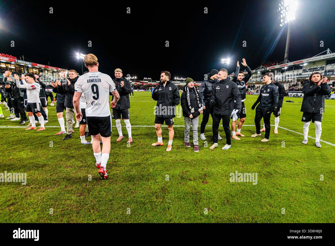 Das Team des SC Verl feiert / jubelt nach 4:1 Sieg GER, SC Verl gegen VfL Osnabrüeck, Fußball, 3. Liga, 16. Spieltag, Saison 2025/2026, 30.11.2025 DFL-Vorschriften verbieten die Verwendung von Fotografen als Bildsequenzen und/oder Quasi-Video. Foto: Stockfoto