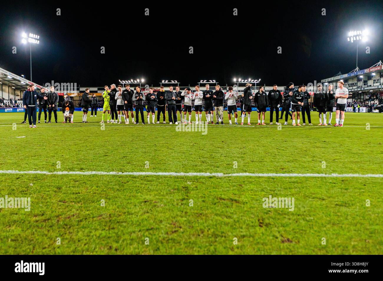 Das Team des SC Verl feiert / jubelt nach 4:1 Sieg GER, SC Verl gegen VfL Osnabrüeck, Fußball, 3. Liga, 16. Spieltag, Saison 2025/2026, 30.11.2025 DFL-Vorschriften verbieten die Verwendung von Fotografen als Bildsequenzen und/oder Quasi-Video. Foto: Stockfoto
