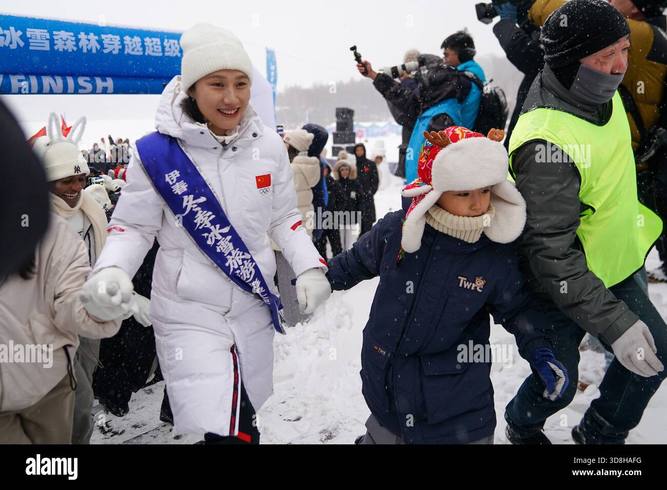 Yichun, China, 29. November 2025. Die erste Super-Liga von Yichun City beginnt am 29. November 2025 in der Stadt Tieli in Yichun, der nordöstlichen chinesischen Provinz Heilongjiang. Quelle: Zhao Yuhang/China News Service/Alamy Live News Stockfoto