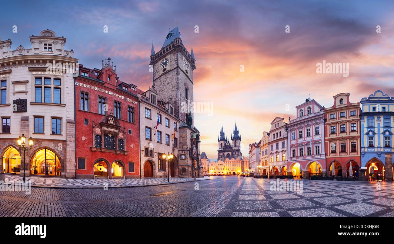 Prag, Tschechische Republik. Panoramablick auf den Sonnenuntergang in der Kirche unserer Lieben Frau vor Tyn, dem Altstadtplatz Praha Stadt. Abend in prag, beliebtes Reiseziel Stockfoto