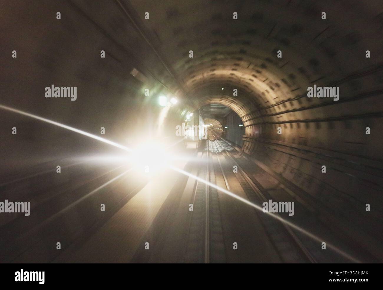 Verschwommene Bewegung im U-Bahn-Tunnel. Metro Kopenhagen Stockfoto