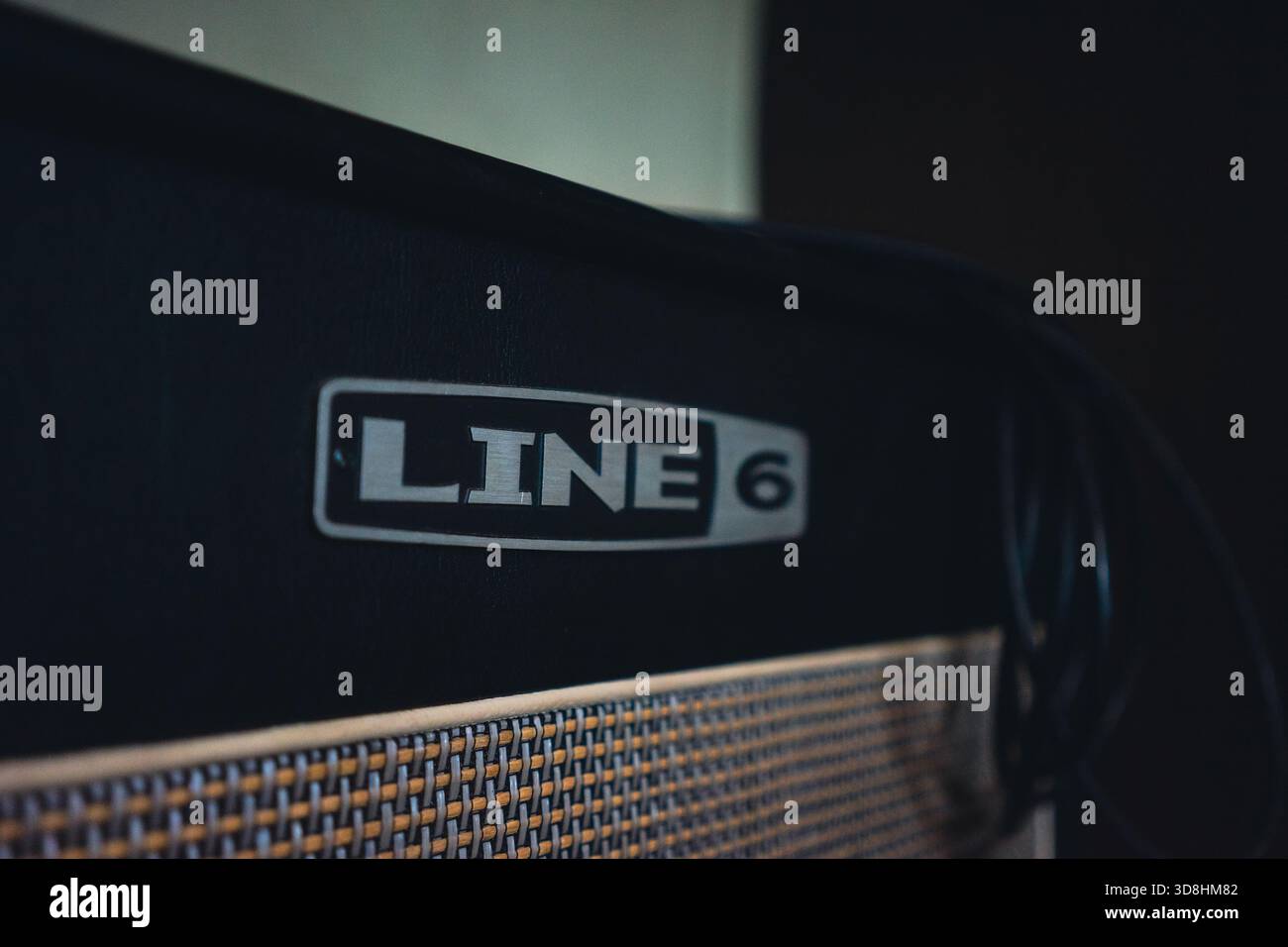Cacak, Serbien - 27. November 2025: Line 6 Logo, Nahaufnahme, berühmtes Gitarrenausrüstungsunternehmen. Stockfoto