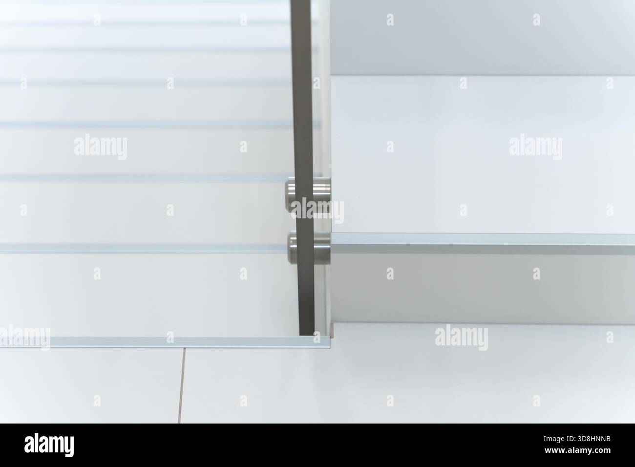 Moderne Glastrennbefestigungen Und Weiße Regale In Minimalistischem Innendesign Stockfoto