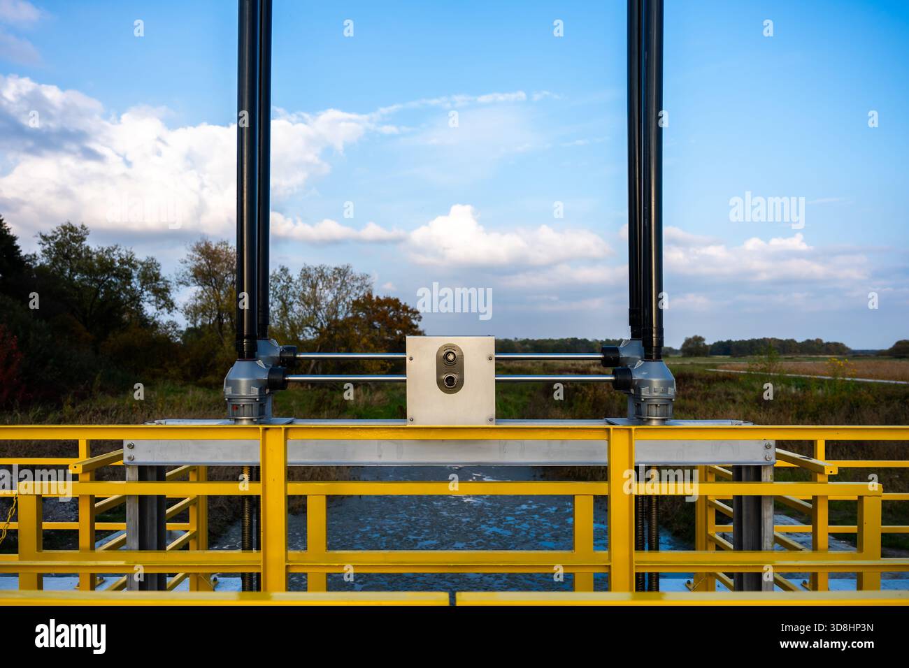 Yellow Rail Water Gate Mechanismus Über Fließendem Wasser Mit Blue Sky Für Engineering Und Wassermanagement Stockfoto