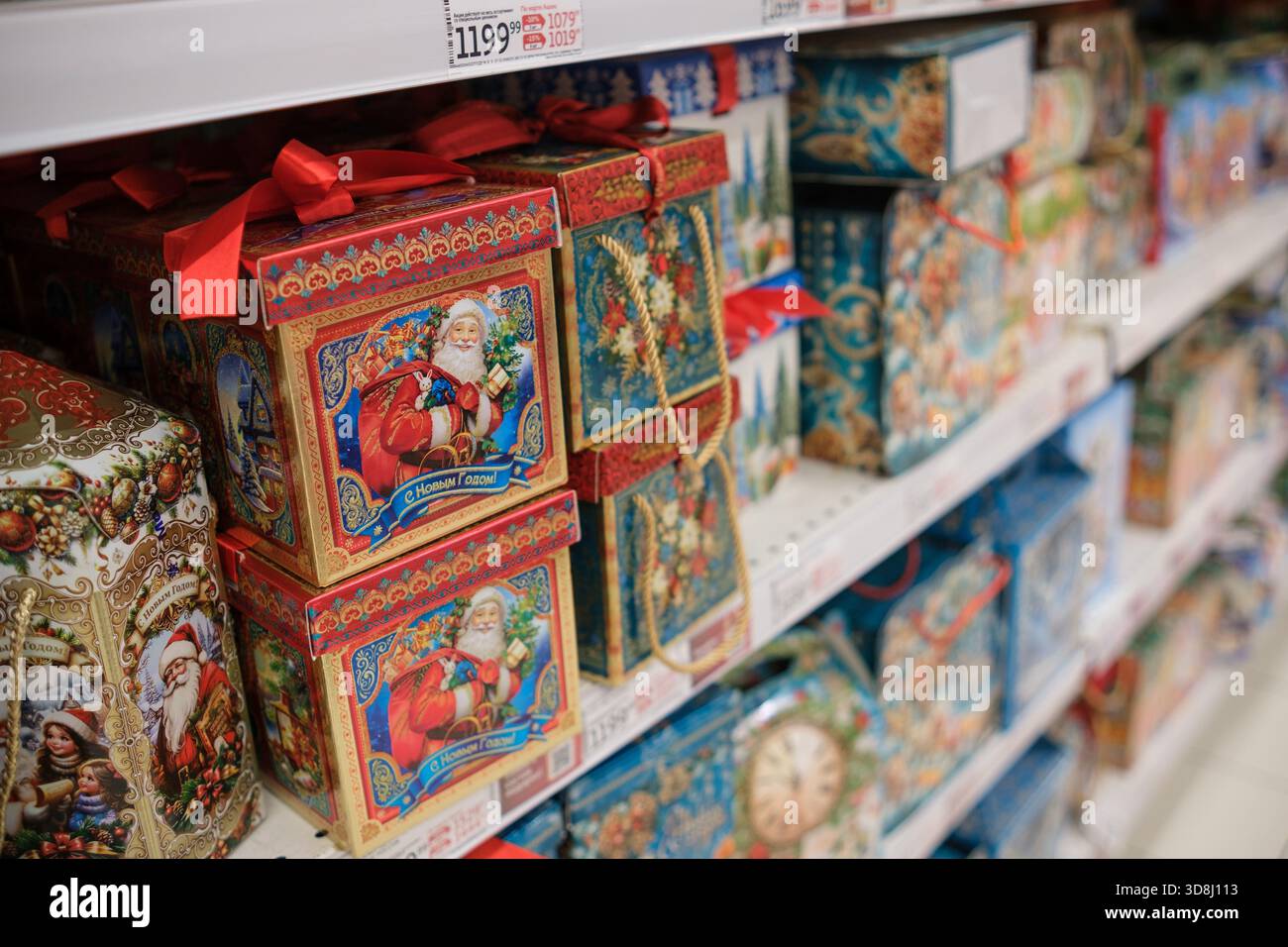 30. November 2025, Moskau, Russland. Hell verpackte Geschenkboxen mit Weihnachtsmotiven füllen die Regale in einem Geschäft und sind bereit für die bevorstehenden festlichen Feierlichkeiten. Stockfoto