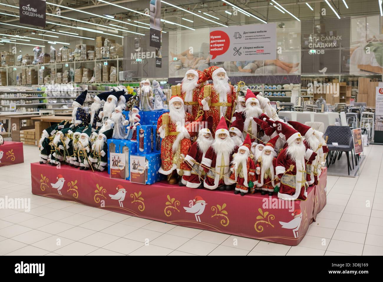 30. November 2025, Moskau, Russland. Eine festliche Anordnung zeigt zahlreiche Weihnachtsmannsfiguren und -Dekorationen in einem Geschäft, die den weihnachtsgeist hervorheben Stockfoto