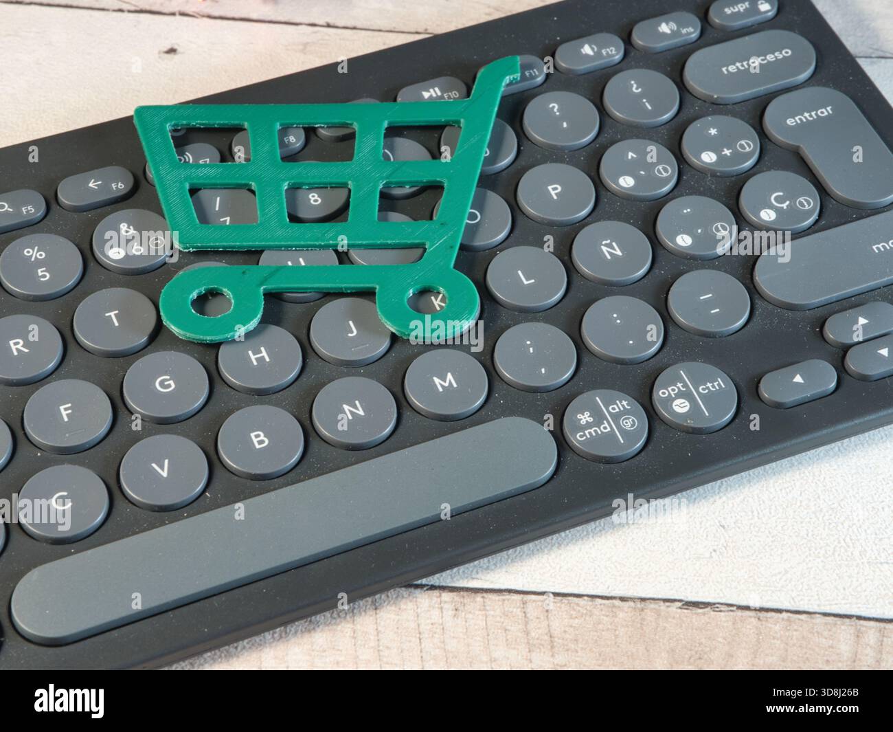 Einkaufswagen-Symbol auf der Tastatur – grünes 3D-gedrucktes Einkaufswagen-Symbol auf einer modernen Computertastatur, symbolisiert Online-Shopping, E-Commerce, A Stockfoto