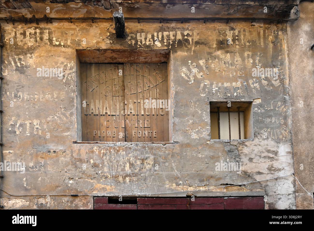 Alte, verblasste Wandmalerei, Werbung, Werbung oder Werbung für Klempner- oder Klempnerunternehmen in der Altstadt von Aix-en-Provence Frankreich Stockfoto