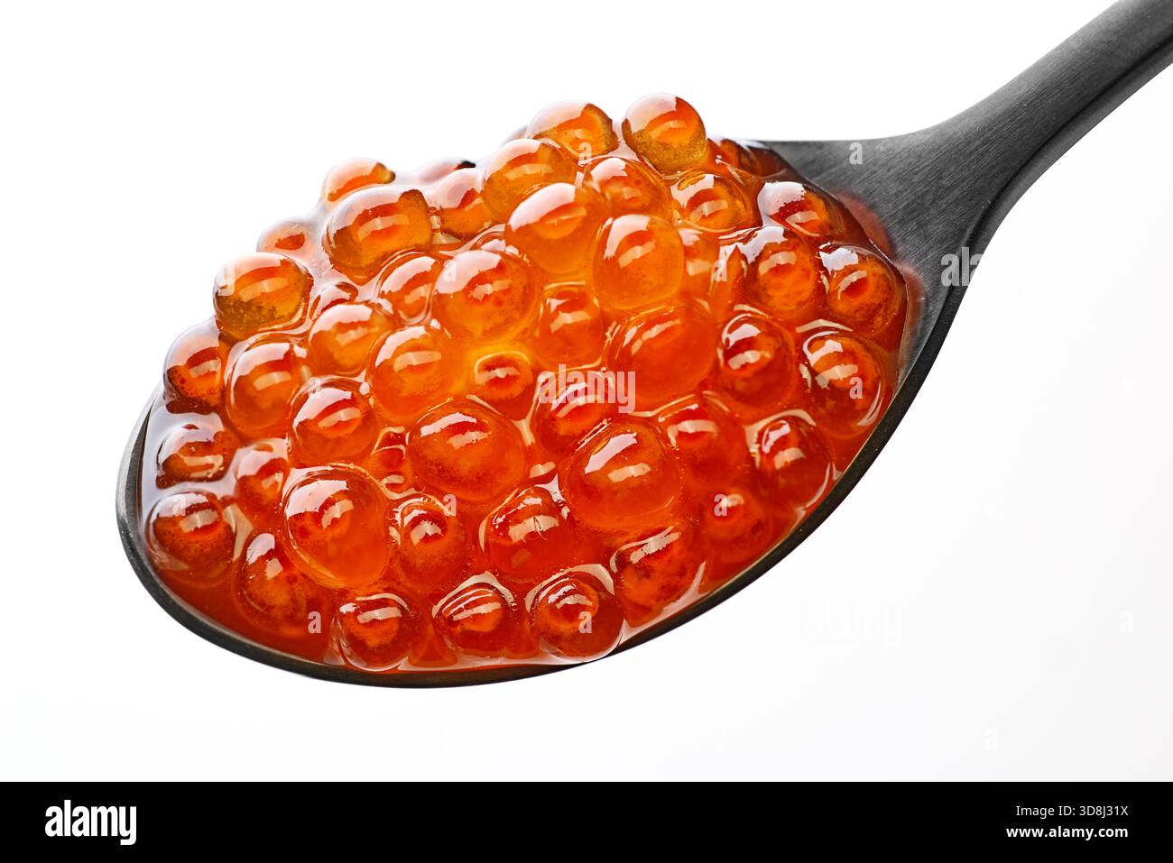 Schwarzer Löffel Mit Orange Roe Kaviar Auf Weißem Hintergrund, Gourmet Meeresfrüchte Vorspeise, Elegante Präsentation Stockfoto