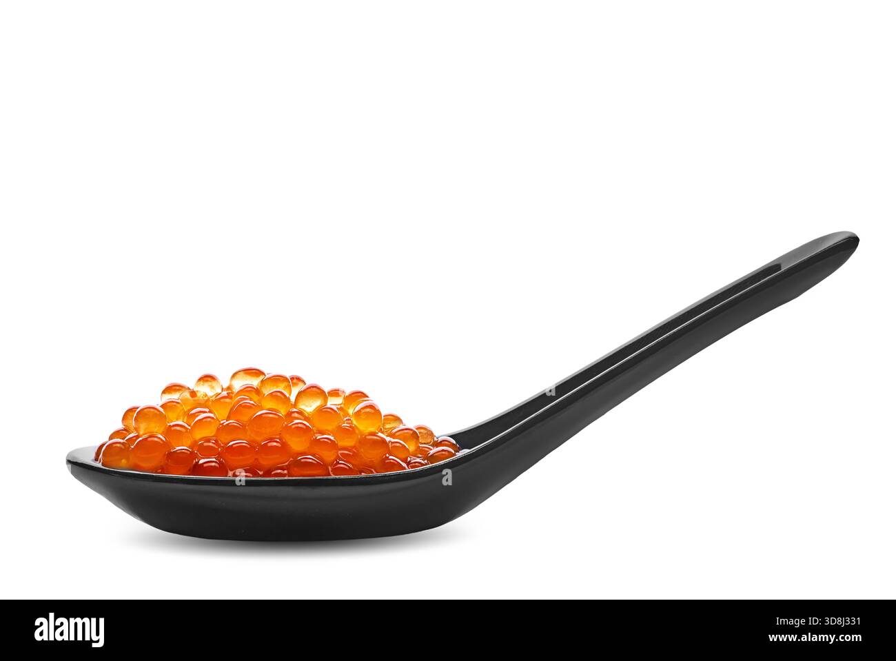 Schwarzer Löffel Mit Orange Roe Kaviar Auf Weißem Hintergrund, Gourmet Meeresfrüchte Vorspeise, Elegante Präsentation Stockfoto