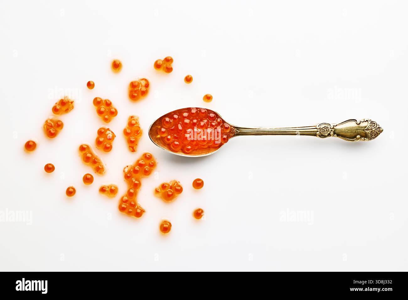 Löffel Mit Orange Roe Kaviar Auf Weißem Hintergrund, Gourmet Meeresfrüchte Vorspeise, Elegante Präsentation Stockfoto
