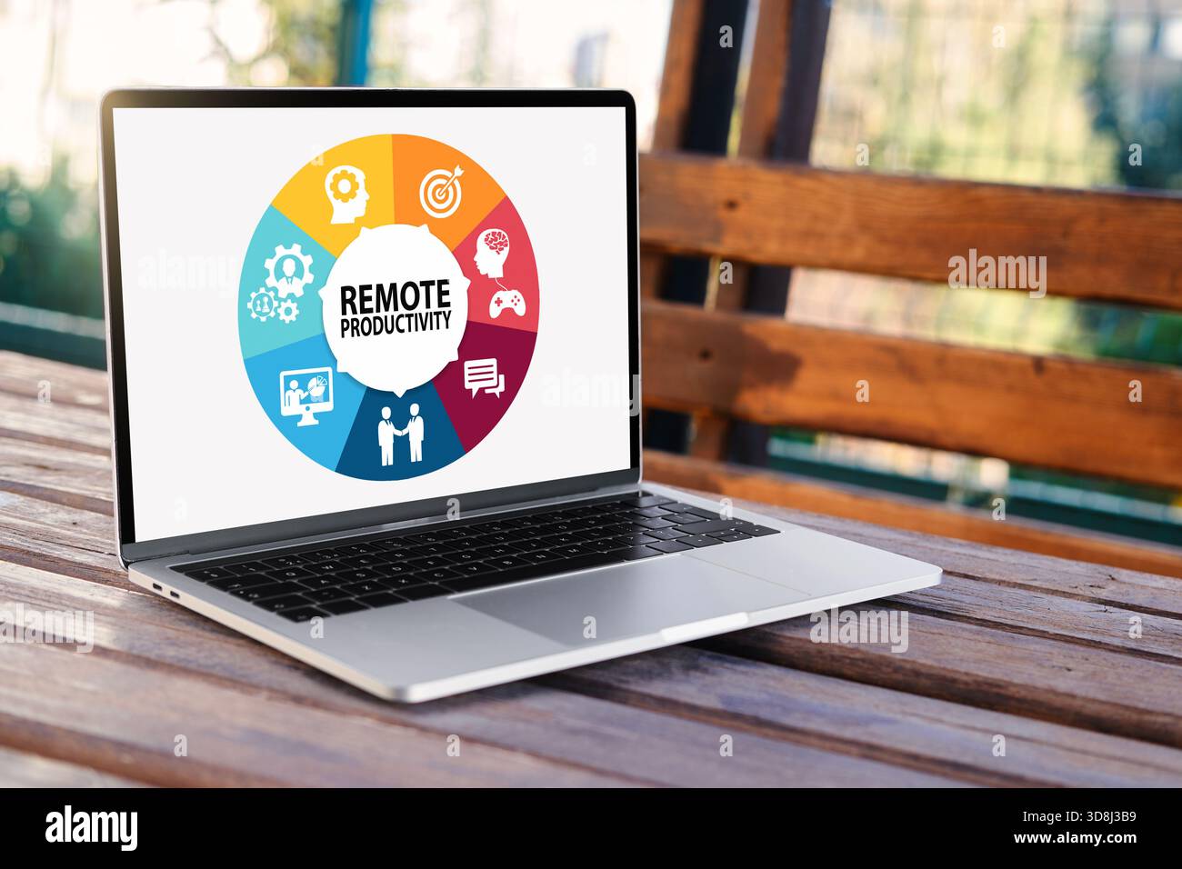 Laptop mit Infografik mit verschiedenen Symbolen, die Elemente der Remote-Arbeit und der Unternehmensproduktivität veranschaulichen Stockfoto