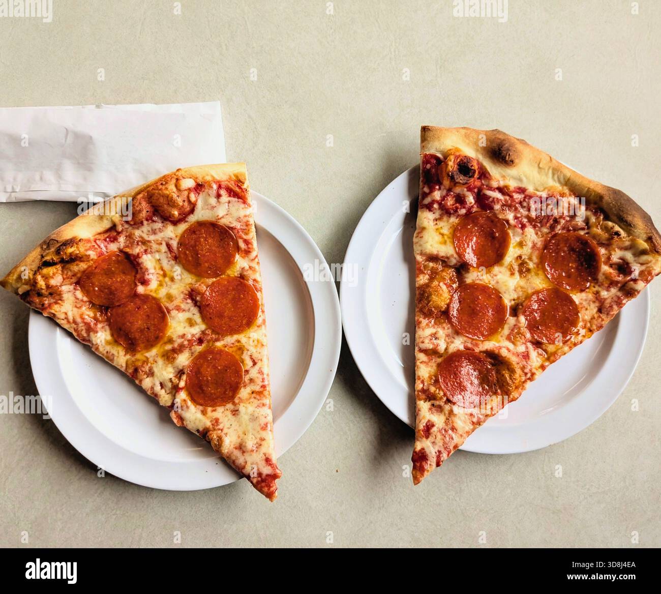 Zwei Scheiben Pizza mit Serviette Stockfoto