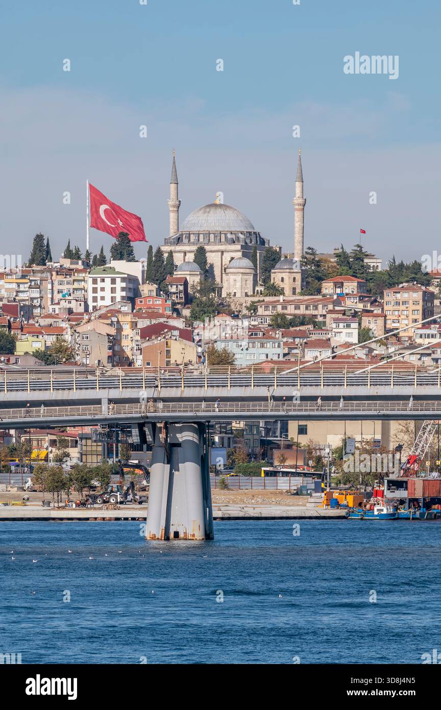 Eine große türkische Flagge fliegt in der Nähe der Yavuz Selim Moschee in Istanbul, Türkei Stockfoto