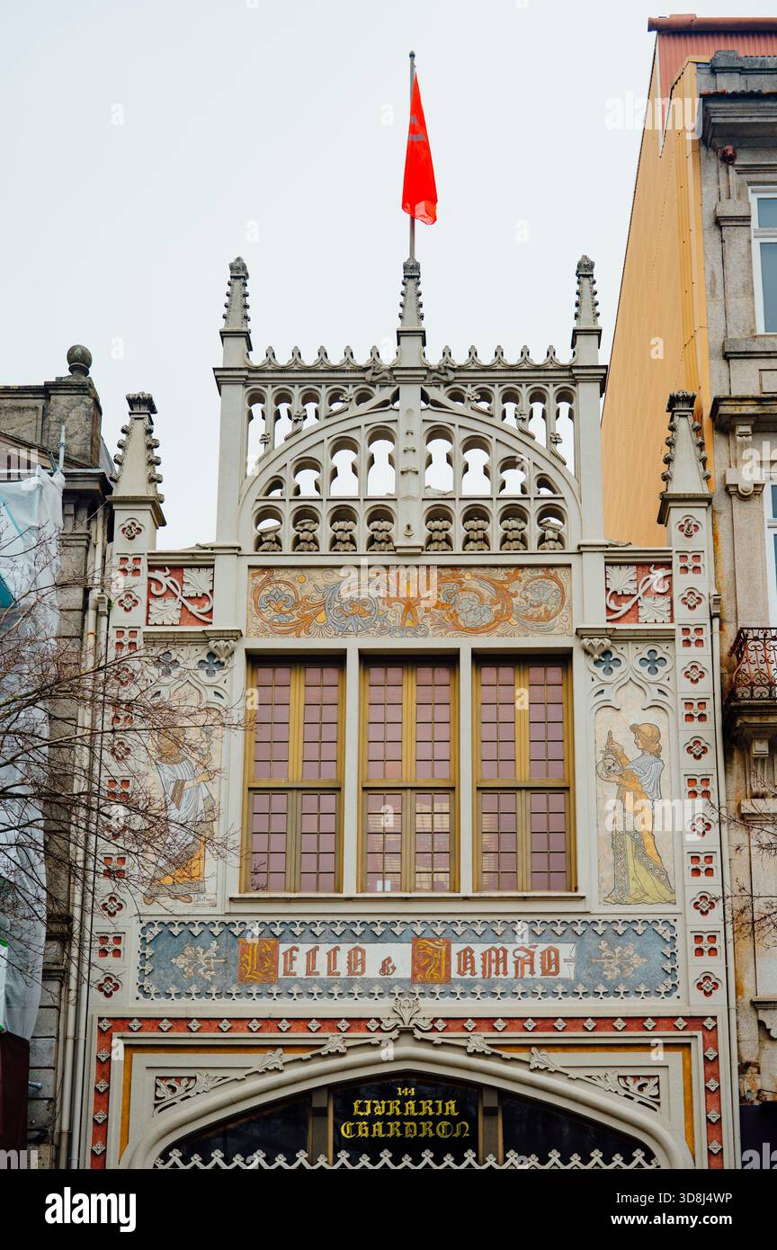 Fassade von Livraria Lello, historischer Buchladen in Porto, Portugal Stockfoto