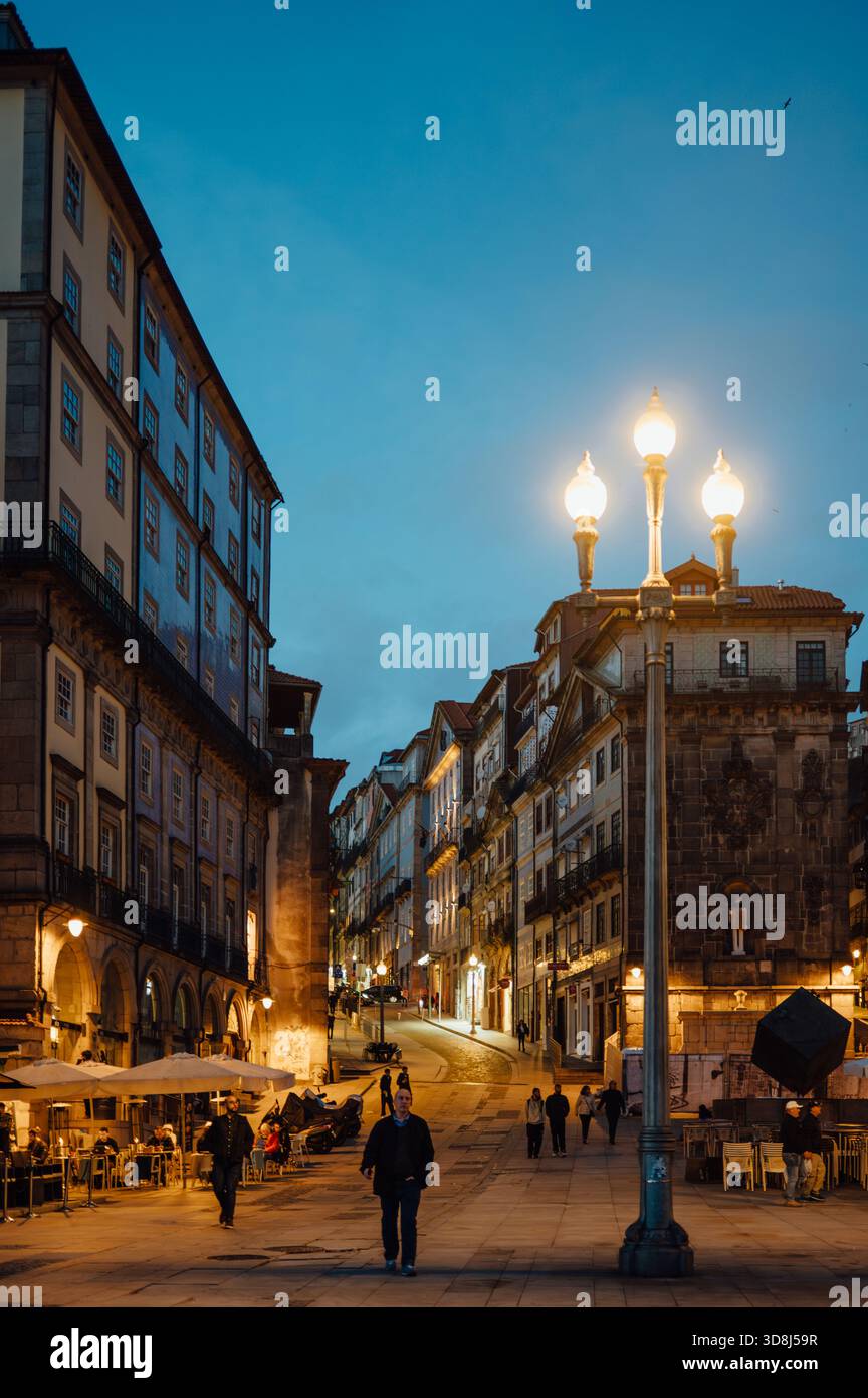 Abendblick auf die historische Straße im Viertel Ribeira, Porto, Portugal Stockfoto