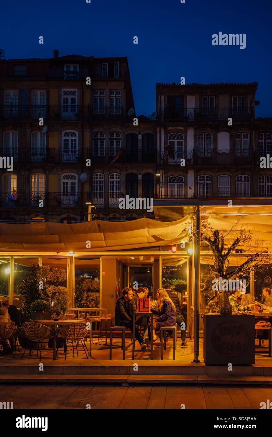 Abend in einem gemütlichen Café am Fluss im Viertel Ribeira, Porto, Portugal Stockfoto