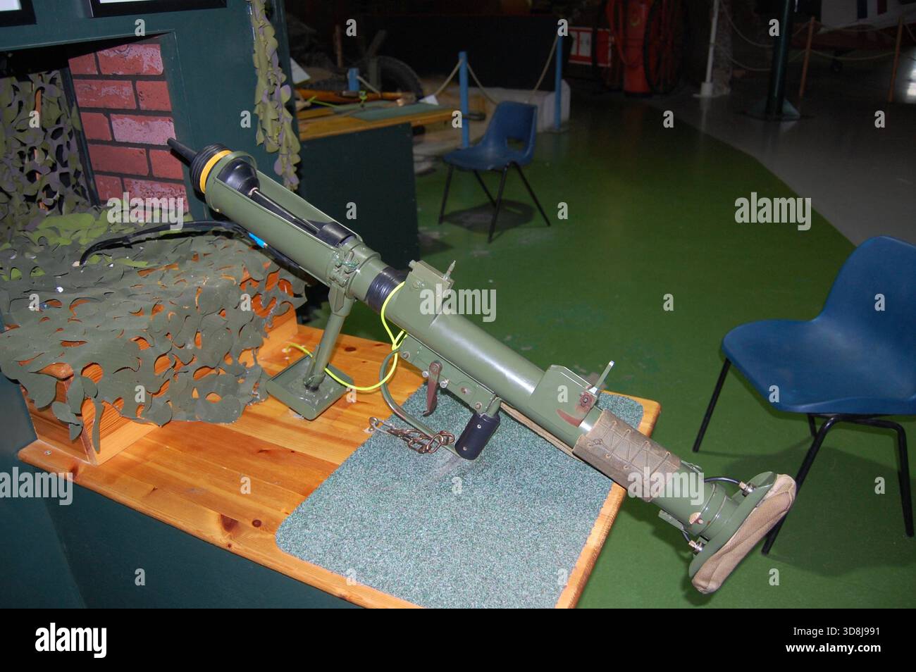 Projekt Infantry Anti Tank (PIAT) britische Infanteriewaffe aus dem 2. Weltkrieg in einem Diorama im Army Flying Museum, Middle Wallop, Hampshire, Großbritannien Stockfoto