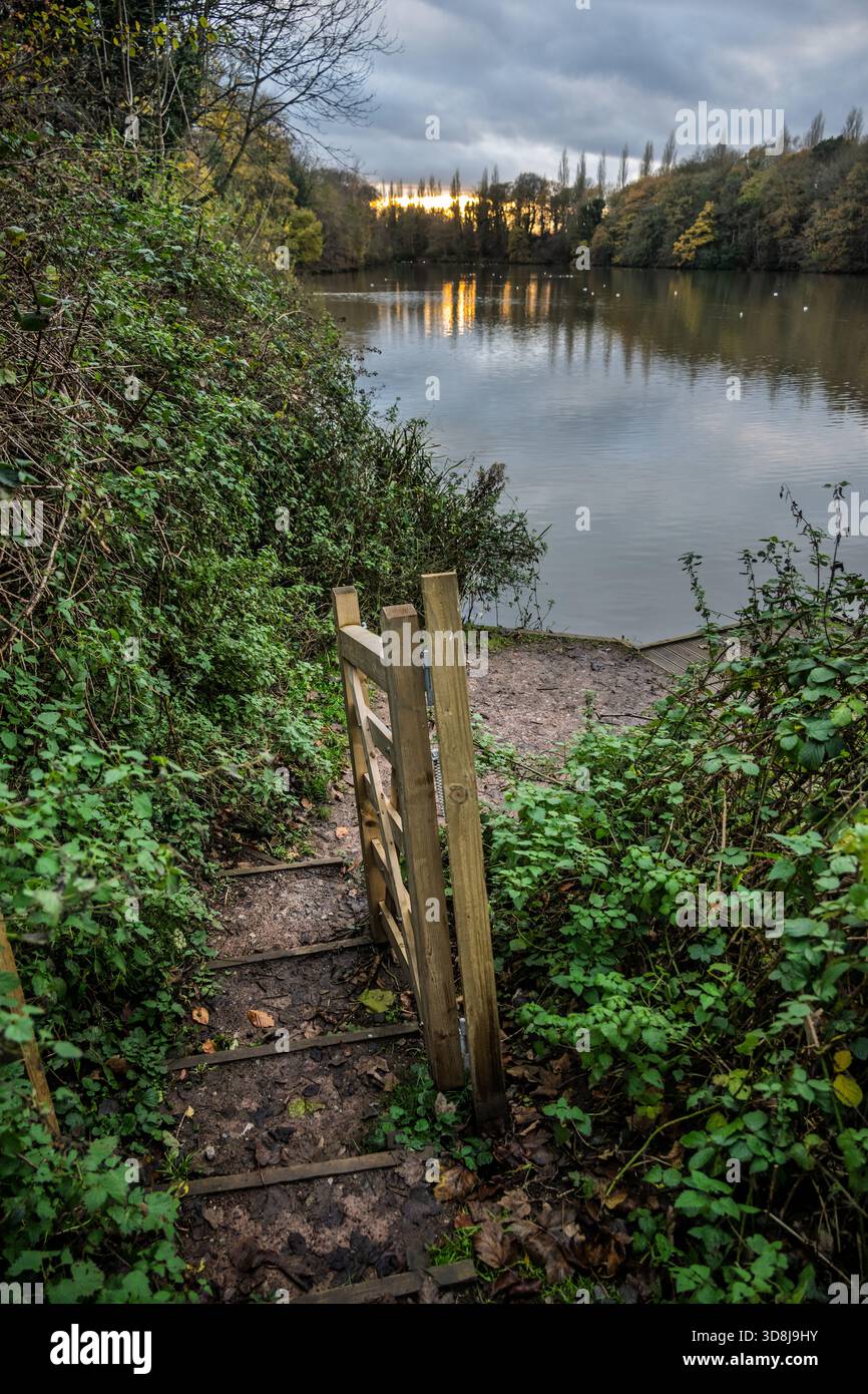 Abendlicht bei Sonnenuntergang über dem Wasser des Lymm-Damms. Stockfoto