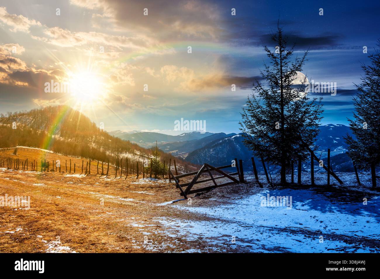 Ländliche Berglandschaft am Frühlingsnachtgleiche. Tag- und Nachtzeitwechsel. Fichtenbäume und Zaun auf Wiese mit Schnee unter Sonne und Mond. sn Stockfoto