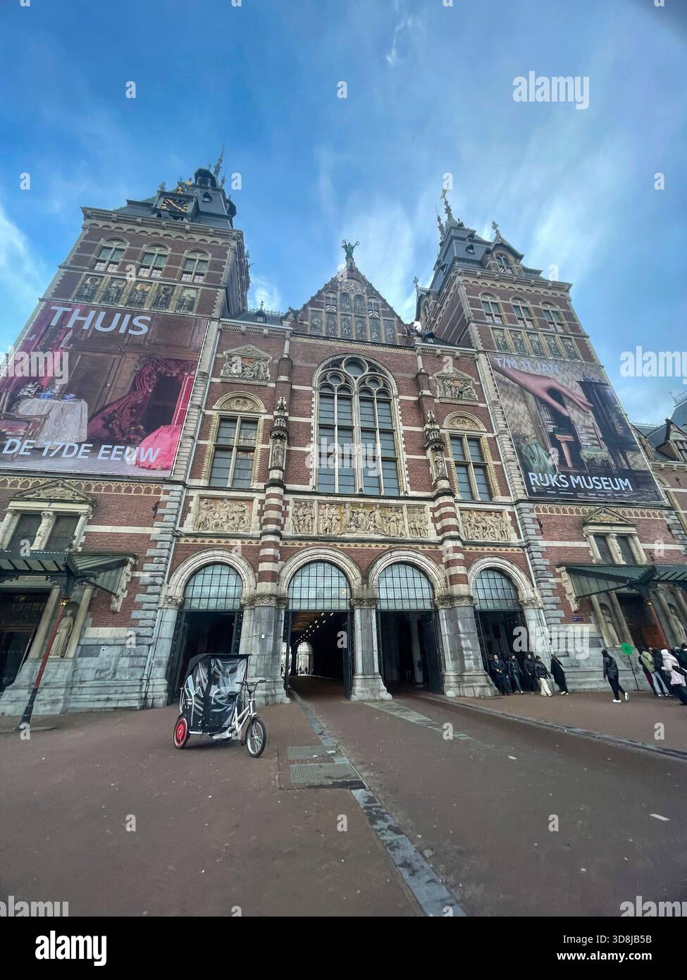 Das Rijksmuseum in Amsterdam, Holland. 800 Jahre niederländische Geschichte, Heimat der Werke großer niederländischer Meister Rembrandt, Vermeer und Van Gogh. - Smartphone-aufgenommenes Stockfoto