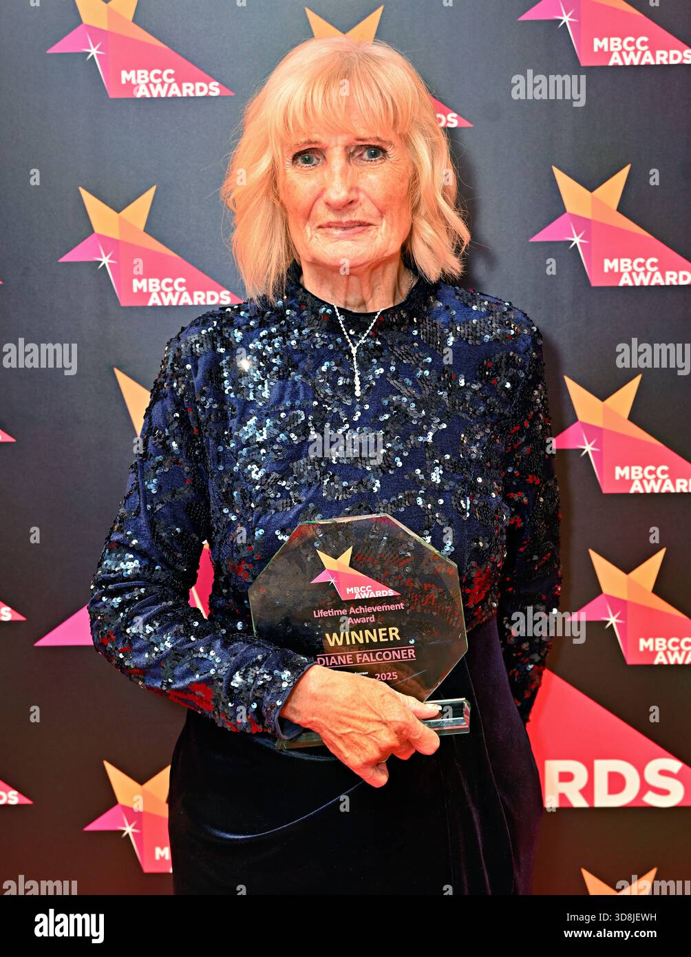 Birmingham, Großbritannien. November 2025. Diane Falconer gewann den Lifetime Achievement Award bei den Awards of the Multikultural Business & Community Champion Awards 2025 (MBCC Awards) im Hilton Birmingham Metropole, Birmingham, Großbritannien. (Foto von 李世惠/siehe Li/Picture Capital) Credit: Siehe Li/Picture Capital/Alamy Live News Stockfoto