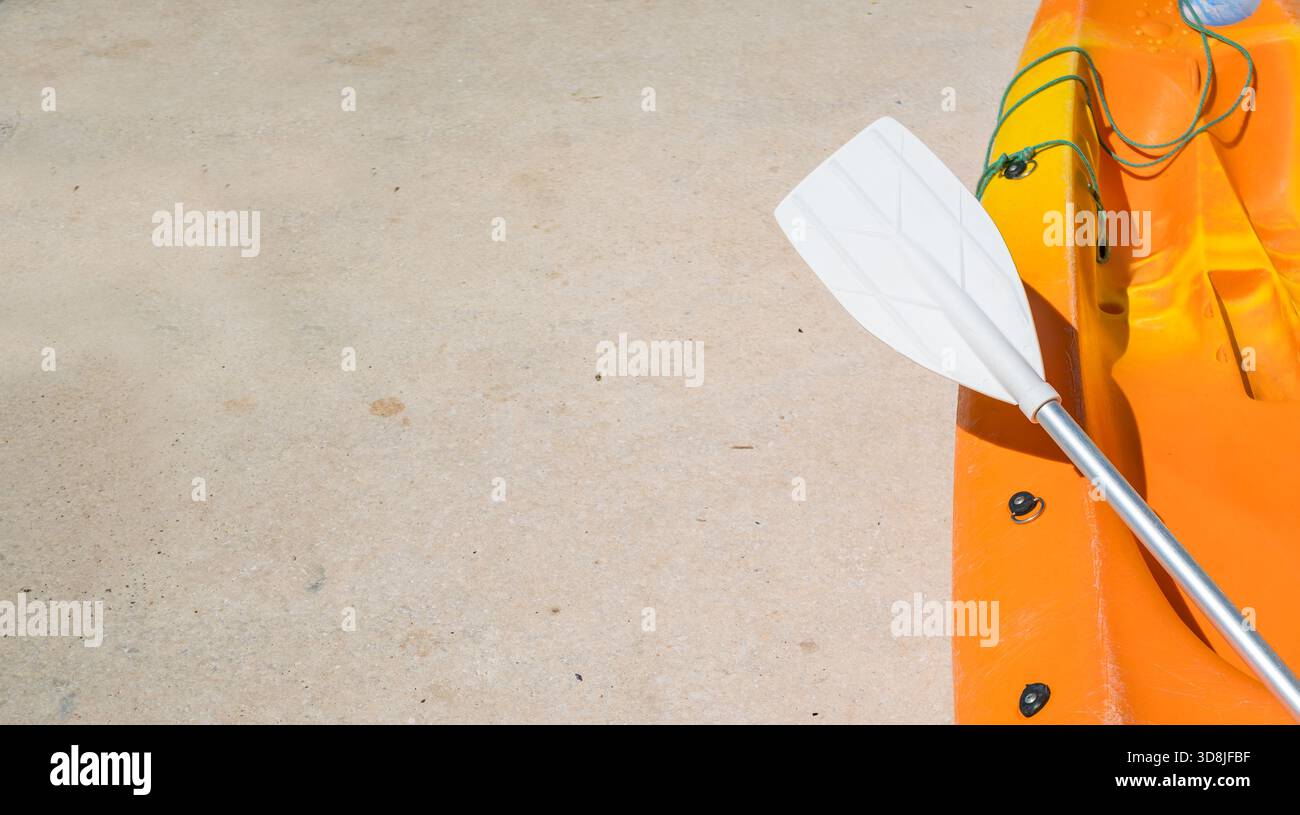 Ein oranges Kajak ruht auf einer sandigen Oberfläche Stockfoto