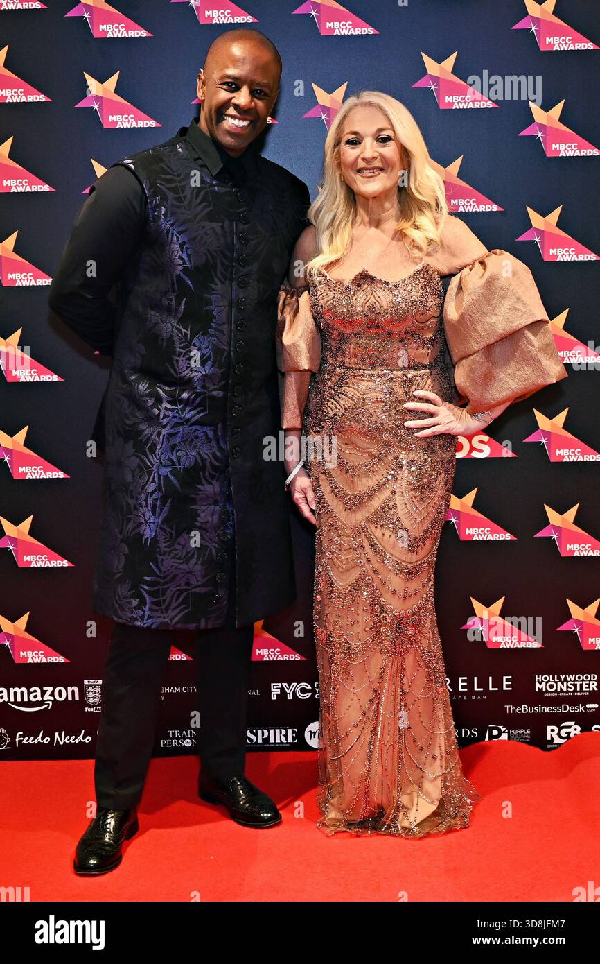 Birmingham, Großbritannien. November 2025. Vanessa Feltz, Adrian Lester, CBE-Gewinnerin der Honorary Inspirational TV Personality bei den Awards of the Multikultural Business & Community Champion Awards 2025 (MBCC Awards) im Hilton Birmingham Metropole, Birmingham, Großbritannien. (Foto von 李世惠/siehe Li/Picture Capital) Credit: Siehe Li/Picture Capital/Alamy Live News Stockfoto