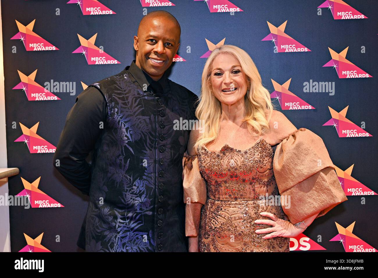 Birmingham, Großbritannien. November 2025. Vanessa Feltz, Adrian Lester, CBE-Gewinnerin der Honorary Inspirational TV Personality bei den Awards of the Multikultural Business & Community Champion Awards 2025 (MBCC Awards) im Hilton Birmingham Metropole, Birmingham, Großbritannien. (Foto von 李世惠/siehe Li/Picture Capital) Credit: Siehe Li/Picture Capital/Alamy Live News Stockfoto