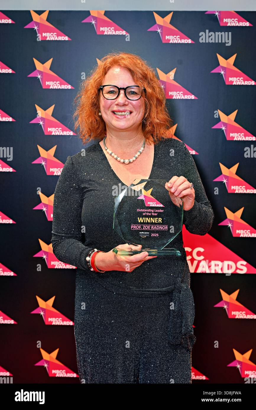 Birmingham, Großbritannien. November 2025. Professor Zoe J Radnor Gewinner des Outstanding Leader of the Year bei den Awards of the Multikultural Business & Community Champion Awards 2025 (MBCC Awards) im Hilton Birmingham Metropole, Birmingham, Großbritannien. (Foto von 李世惠/siehe Li/Picture Capital) Credit: Siehe Li/Picture Capital/Alamy Live News Stockfoto