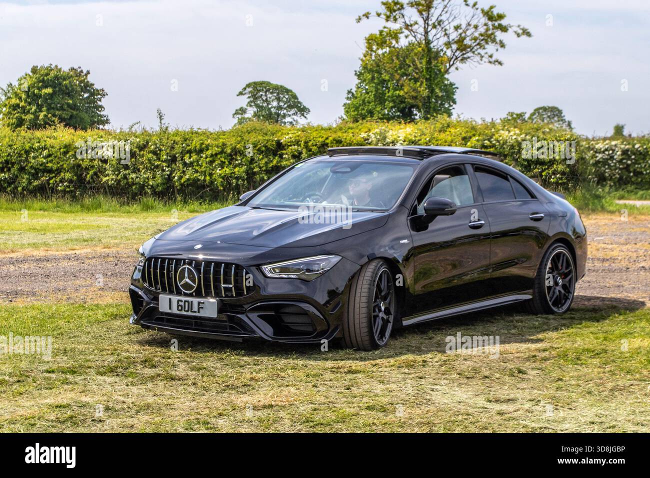 Mercedes-Benz AMG CLA 45 S 4MATIC+, AMG-spezifischer Kühlergrill mit vertikalen Streben, Vierzylinder-Turbomotor, Viertürer-Coupé (Limousine), Stockfoto