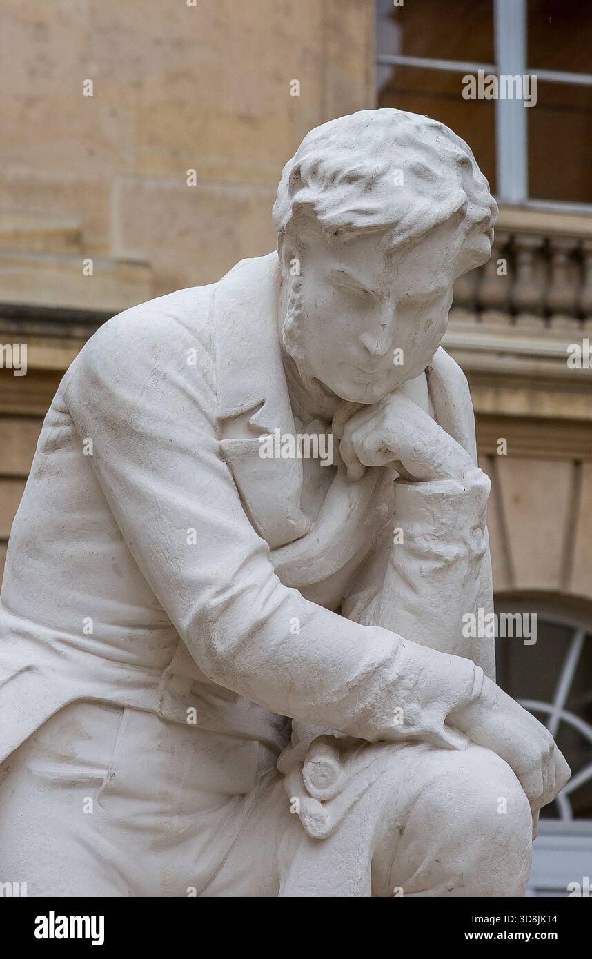 Frankreich, Paris, Collège de France, Statue eines meditierenden Jean-Francois Champollion, der das Rätsel der Hieroglyphen gelöst hat. Von Auguste Bartholdi, Marmor. Stockfoto