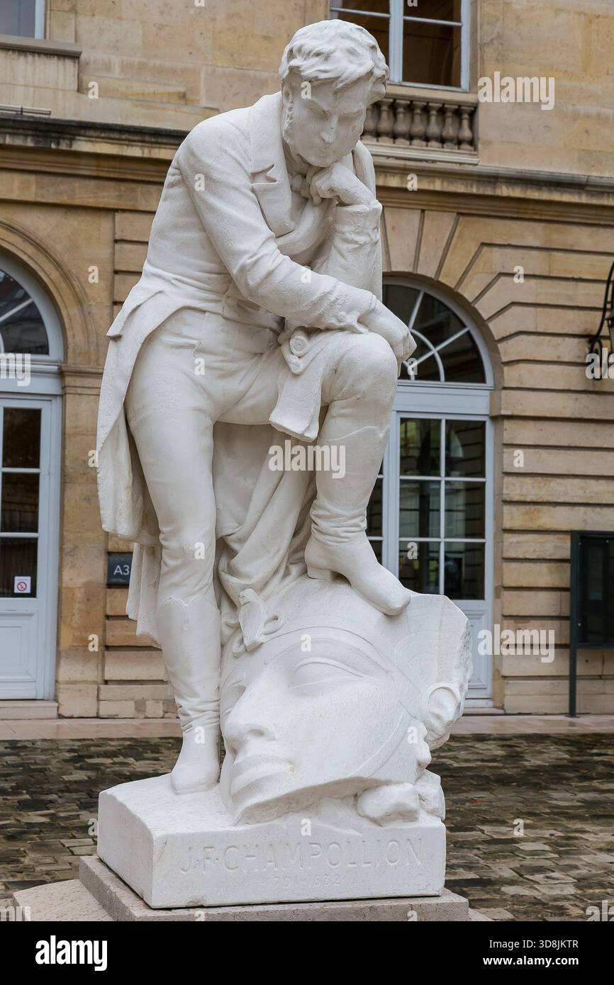 Frankreich, Paris, Collège de France, Statue von Jean-Francois Champollion von Auguste Bartholdi. Marmor, 1875. Stockfoto