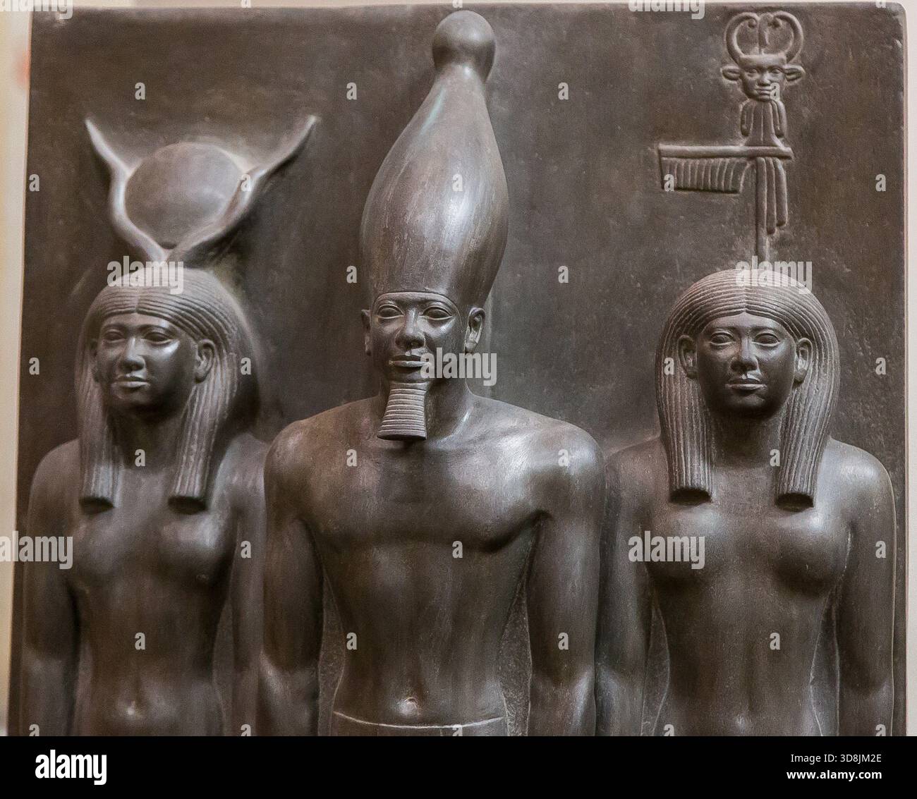 Kairo, Ägyptisches Museum, Statuengruppe des Königs Menkaure, mit der Göttin Hathor und einer weiblichen Person, die die Fledermaus nome (Verwaltungsgebiet) repräsentiert. Stockfoto
