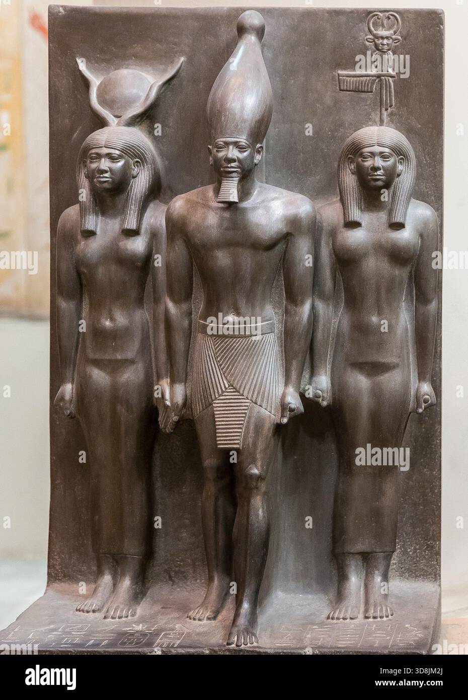 Kairo, Ägyptisches Museum, Statuengruppe des Königs Menkaure, mit der Göttin Hathor und einer weiblichen Person, die die Fledermaus nome (Verwaltungsgebiet) repräsentiert. Stockfoto