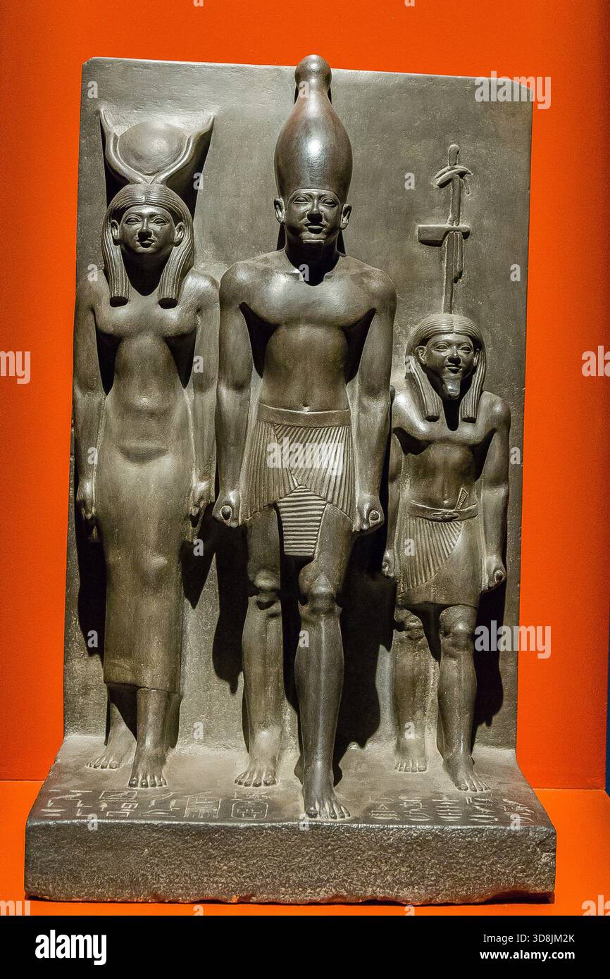 Kairo, Ägyptisches Museum, Statuengruppe des Königs Menkaure, mit Hathor und einer weiblichen Person, die den thebanischen Nome (Verwaltungsgebiet) repräsentiert. Stockfoto