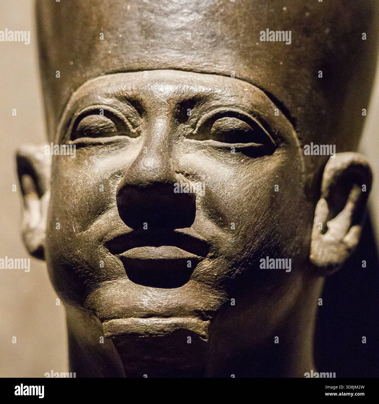 Kairo, Ägyptisches Museum, Detail der König-Menkaure-Statuen-Gruppe : Gesicht, Krone und falscher Bart. Stockfoto