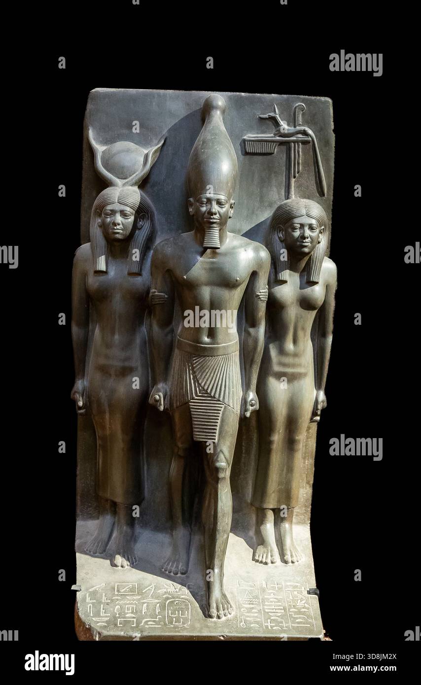 Kairo, Ägyptisches Museum, Statuengruppe des Königs Menkaure, mit Hathor und einer weiblichen Person, die den Schakalnamen repräsentiert (Verwaltungsgebiet). Stockfoto