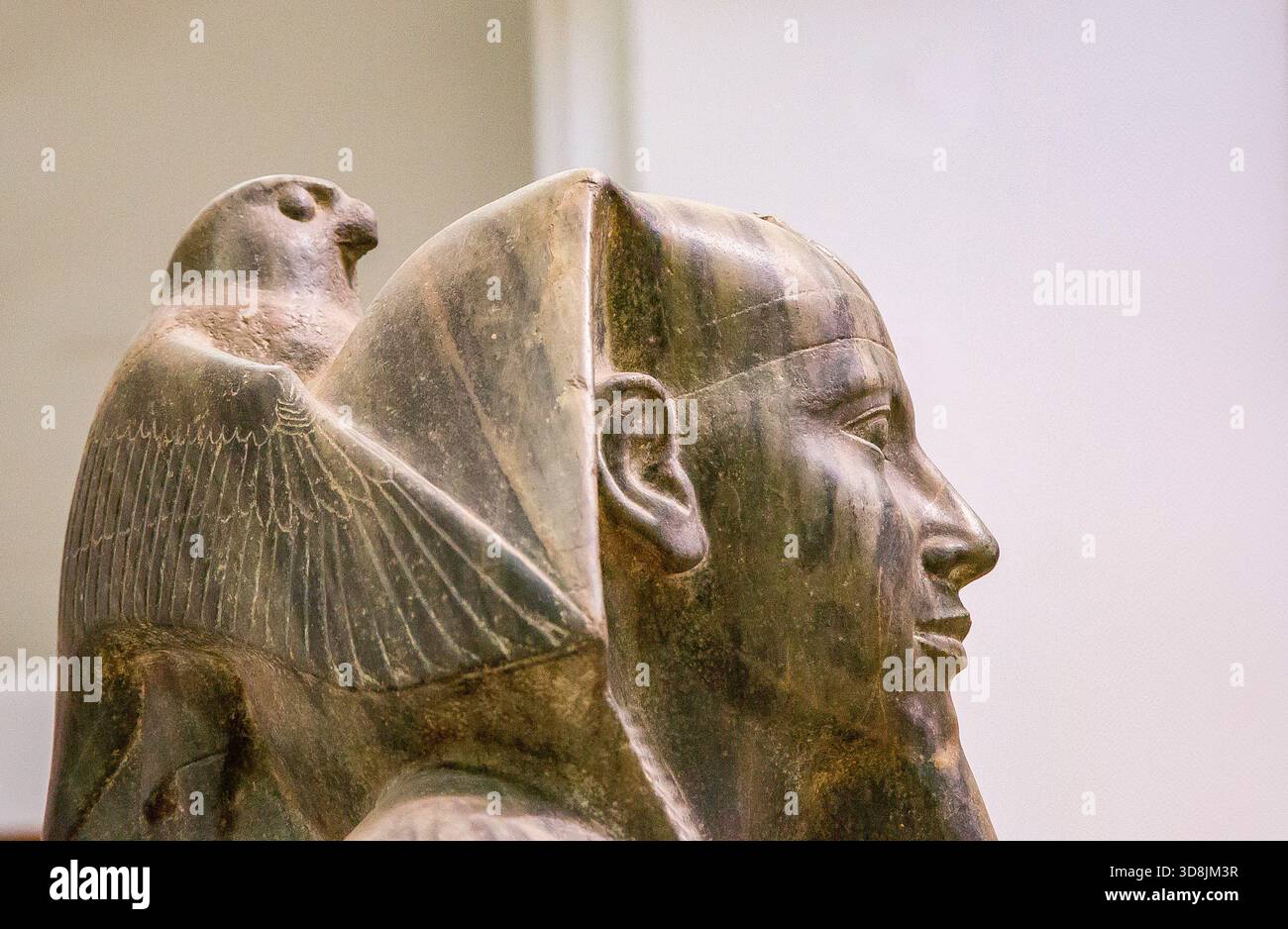 Kairo, Ägyptisches Museum, die Dioritstatue, berühmt für den Falken (Gott Horus), der den Kopf des Königs Khafre mit seinen Flügeln umschließt, als Schutzgeste. Stockfoto