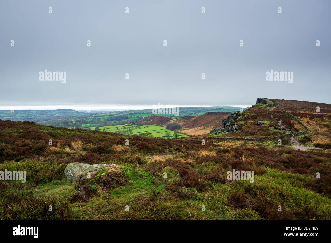 Ein Blick auf die Winterlandschaft von Bosley Cloud, Hanging Stone und Cheshire Plain von den Kakerlaken im Peak District National Park, England, Großbritannien. Stockfoto