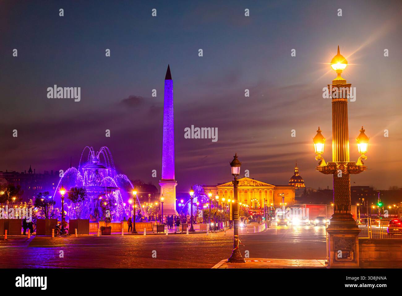 Frankreich, Ile-de-France, Paris. Place de la Concorde, der Obelisk, der zu Weihnachten 2024 beleuchtet wird. Weihnachtsmarkt, Place de la Concorde 2024. In der Ba Stockfoto