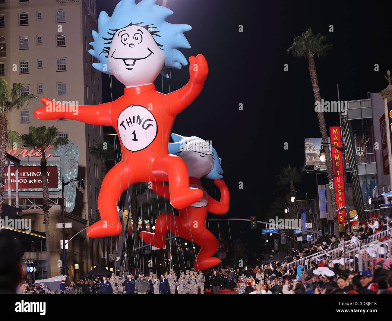 Los Angeles, USA. November 2025 30. Riesige Ballons werden während der 93. Jährlichen Hollywood Christmas Parade in Los Angeles, Kalifornien, am 30. November 2025 gesehen. Quelle: Qiu Chen/Xinhua/Alamy Live News Stockfoto